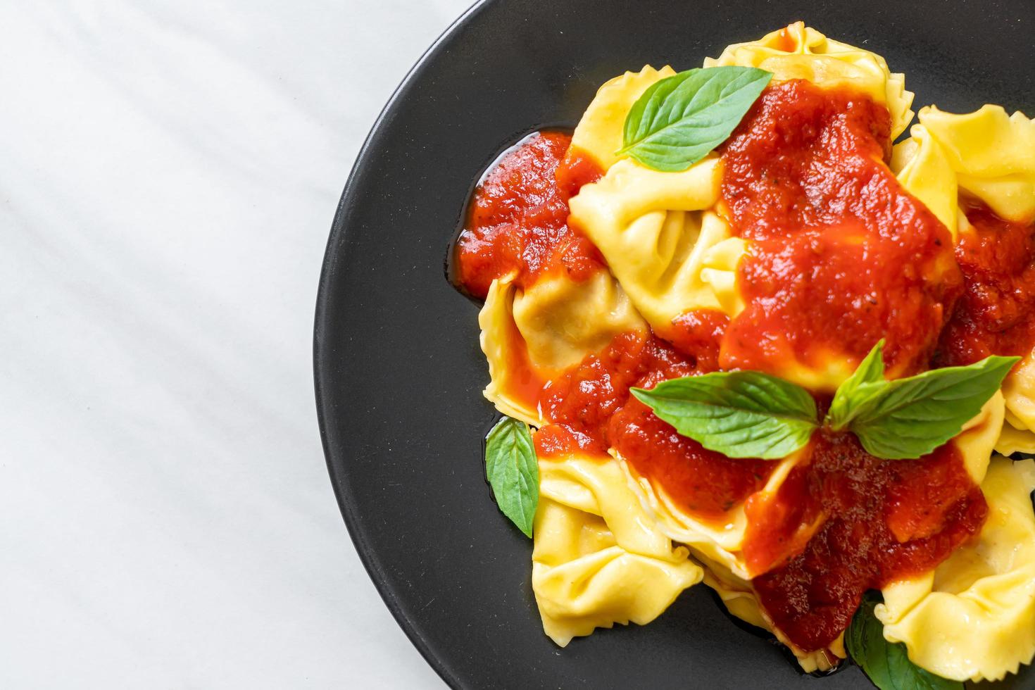 pasta tortellini italiano con salsa de tomate foto