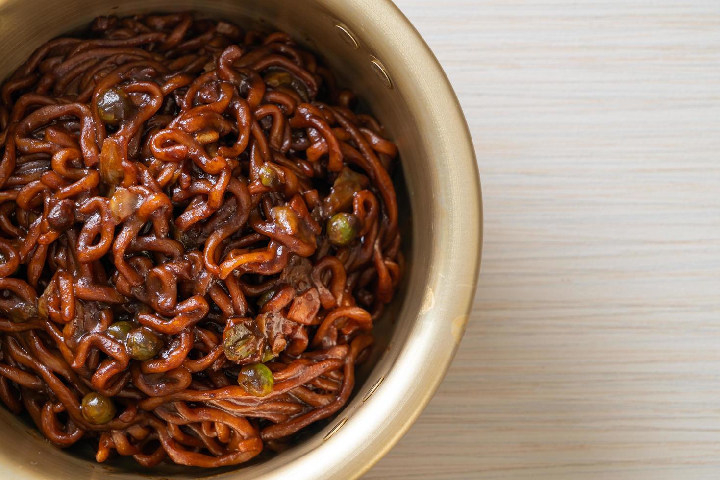 espaguetis negros coreanos o fideos instantáneos con salsa chajung asada foto