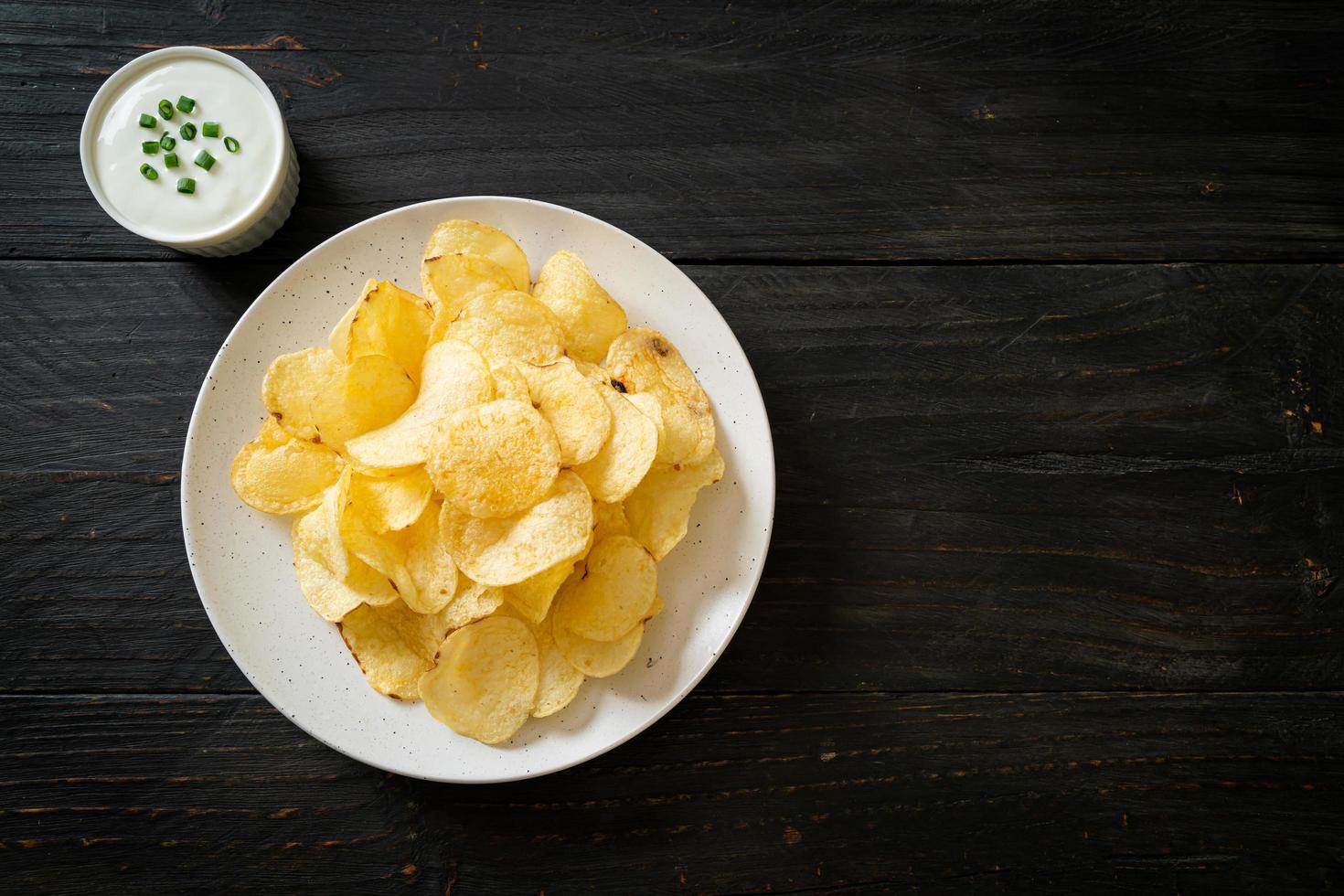 papas fritas con salsa de crema agria foto