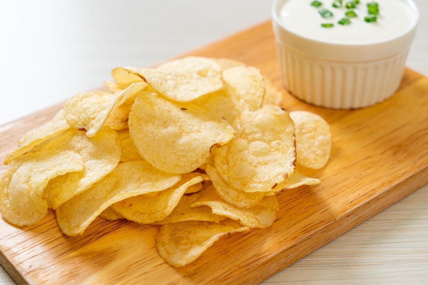 papas fritas con salsa de crema agria foto