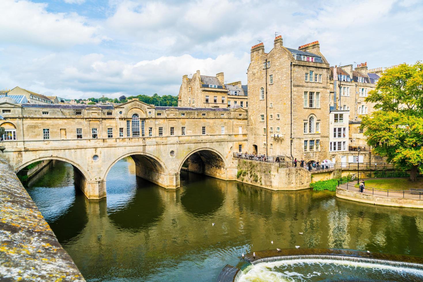 Vista del puente Pulteney sobre el río Avon en Bath, Inglaterra foto