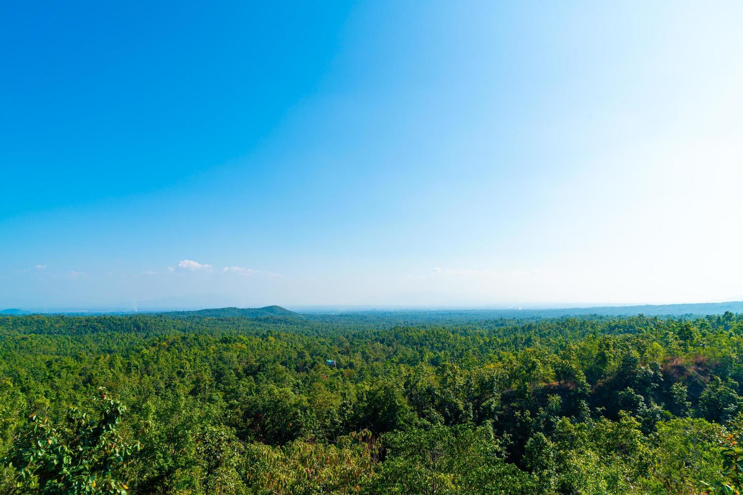 Punto de vista de pha chor con horizonte de la naturaleza en el parque nacional de mae wang, chiang mai, tailandia foto