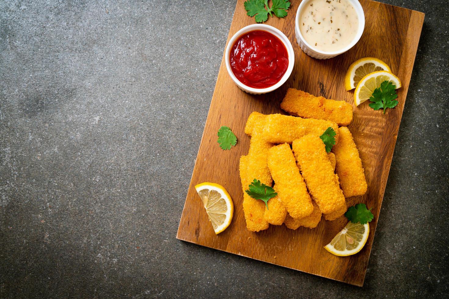 palitos de pescado frito o patatas fritas pescado con salsa foto