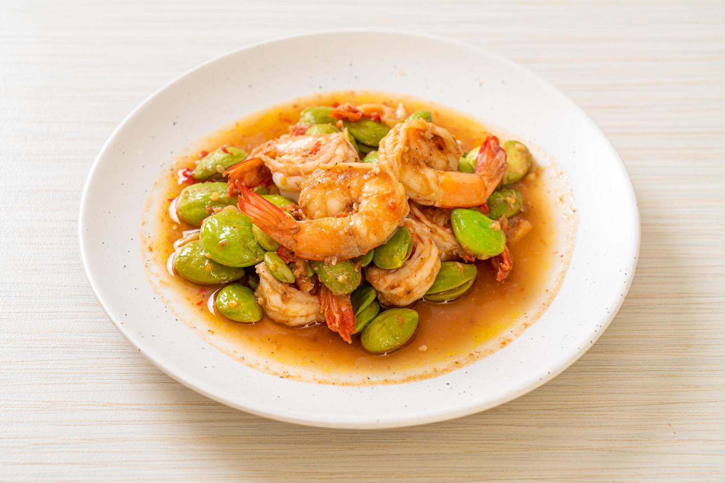 Frijoles de racimo retorcidos salteados con camarones - estilo de comida tailandesa foto