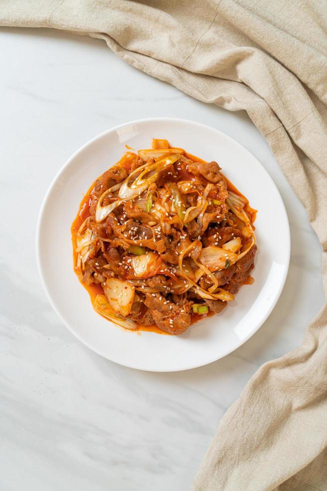 cerdo salteado con pasta picante coreana y kimchi - estilo de comida coreana foto