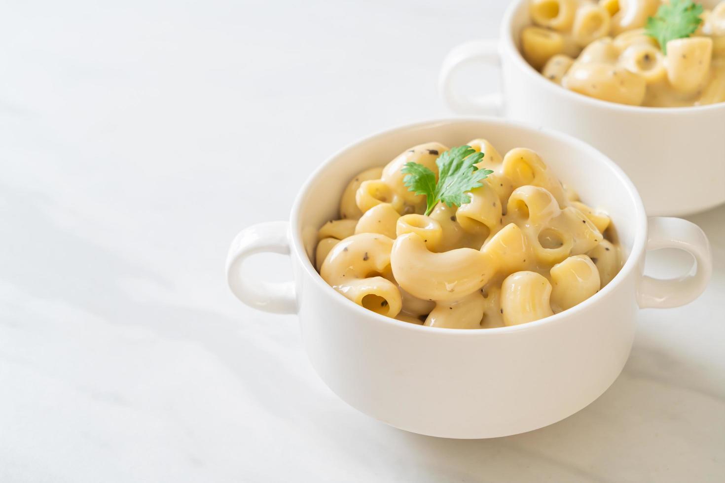 macarrones con queso con hierbas en un bol foto