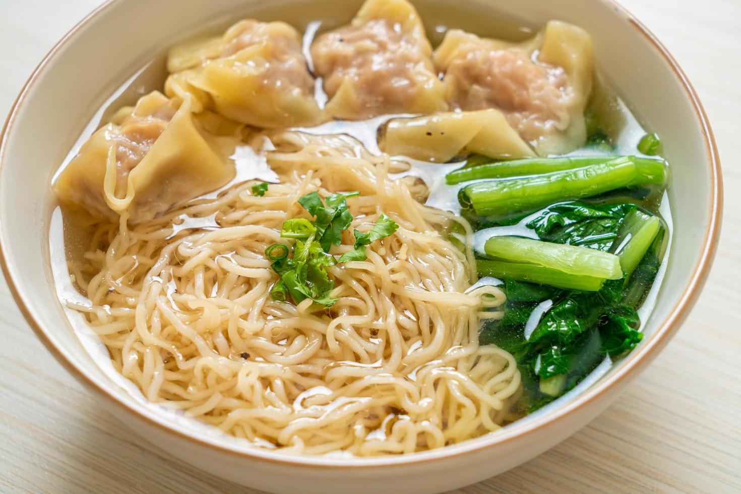 Fideos de huevo con sopa de wonton de cerdo o sopa de albóndigas de cerdo y verduras - estilo de comida asiática foto