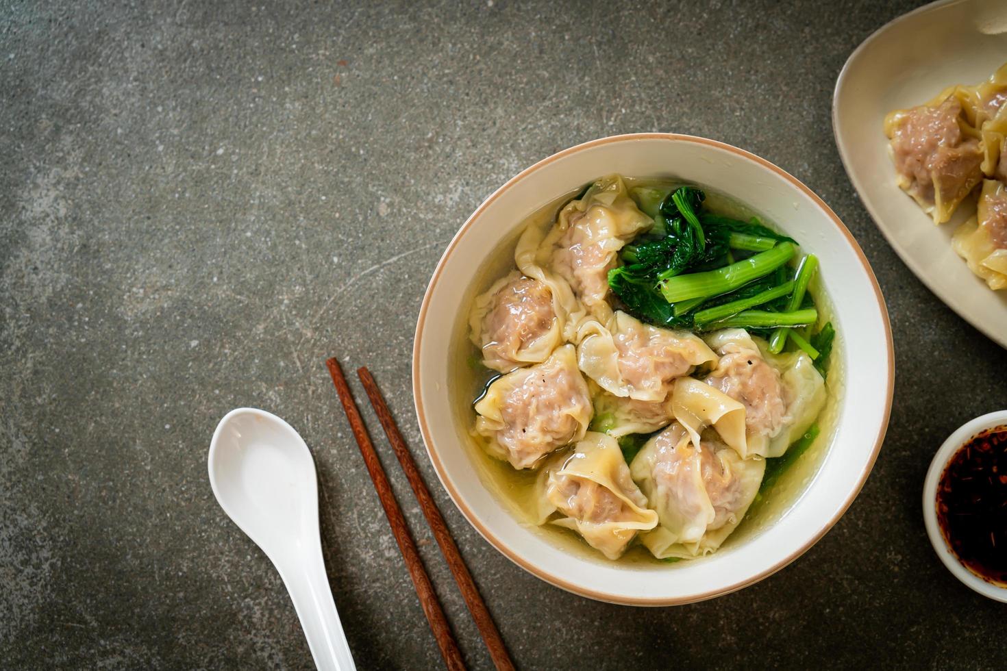 sopa de wonton de cerdo o sopa de albóndigas de cerdo con verduras - estilo de comida asiática foto