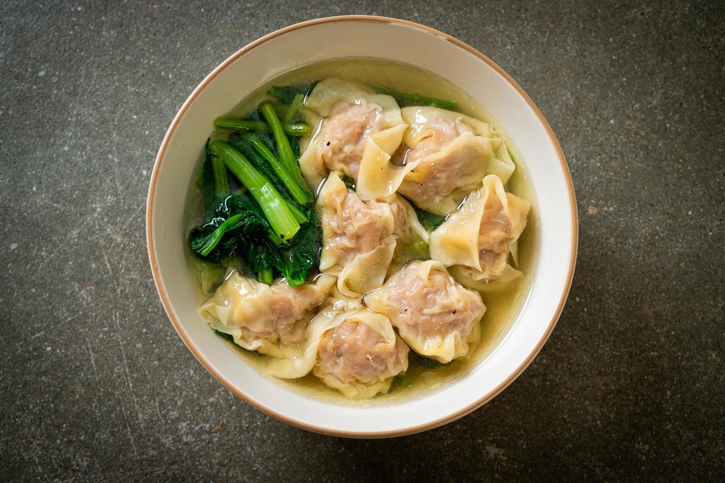 sopa de wonton de cerdo o sopa de albóndigas de cerdo con verduras - estilo de comida asiática foto