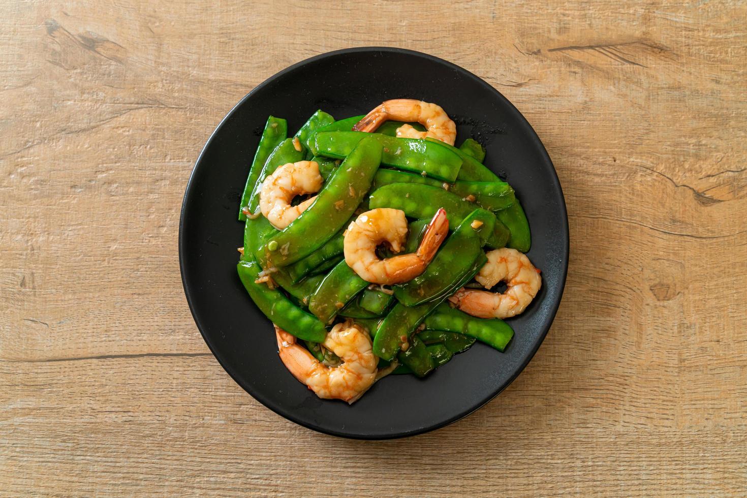 Stir-fried green peas with shrimp - homemade food style photo