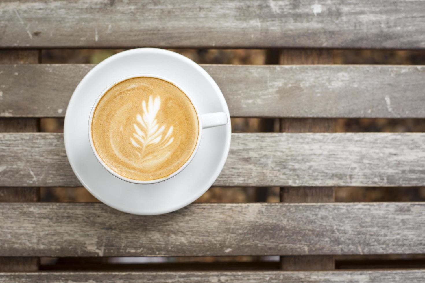 Taza de capuchino sobre fondo de madera foto