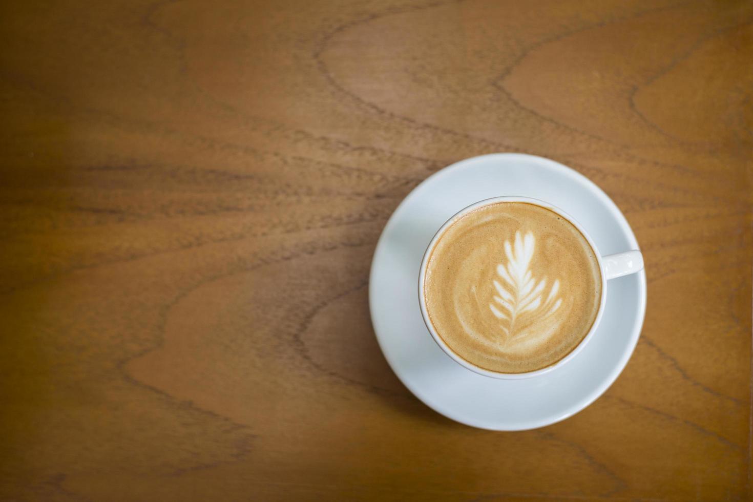 Taza de capuchino sobre fondo de madera foto