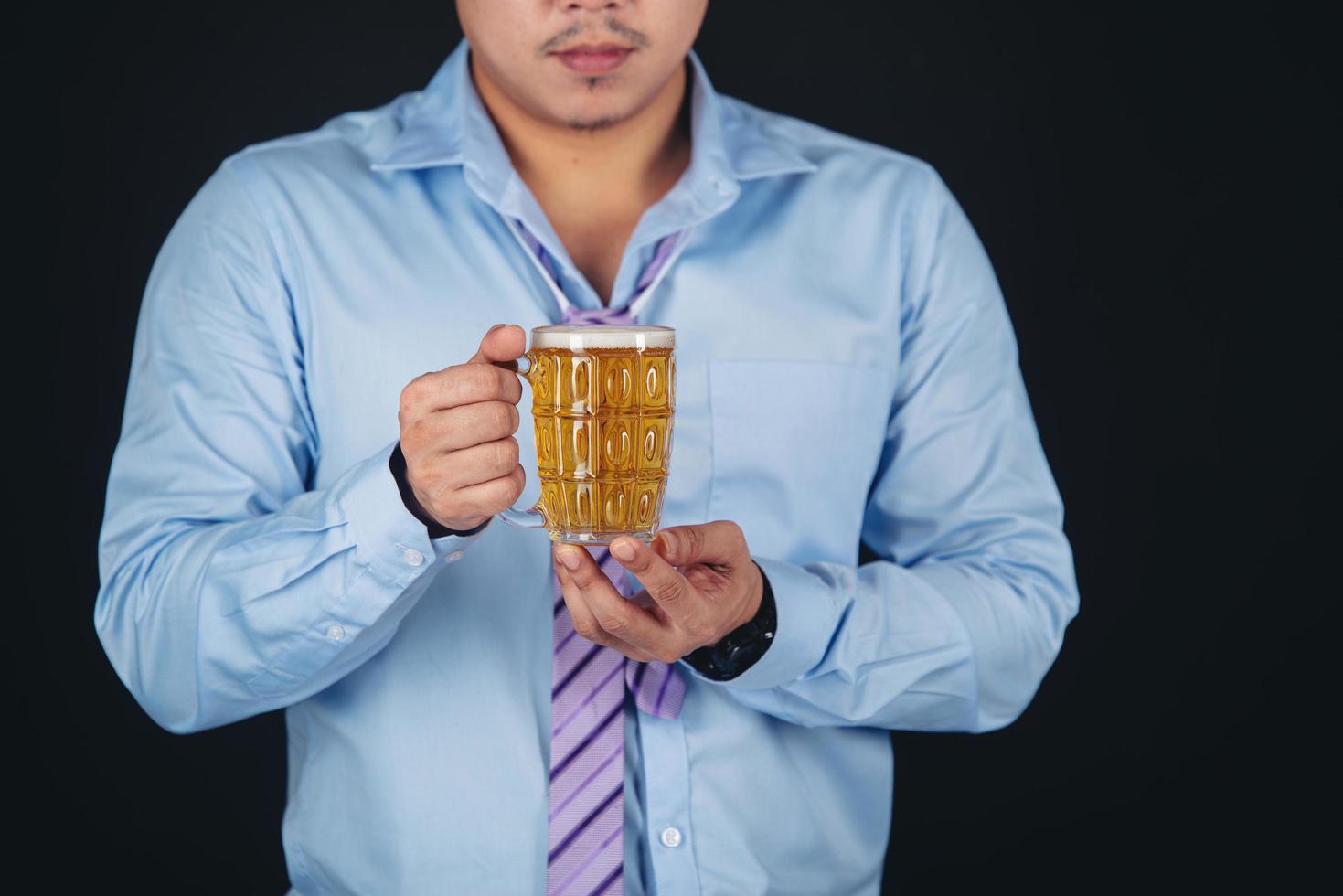 Recortada cerca de un hombre bebiendo cerveza en casa foto