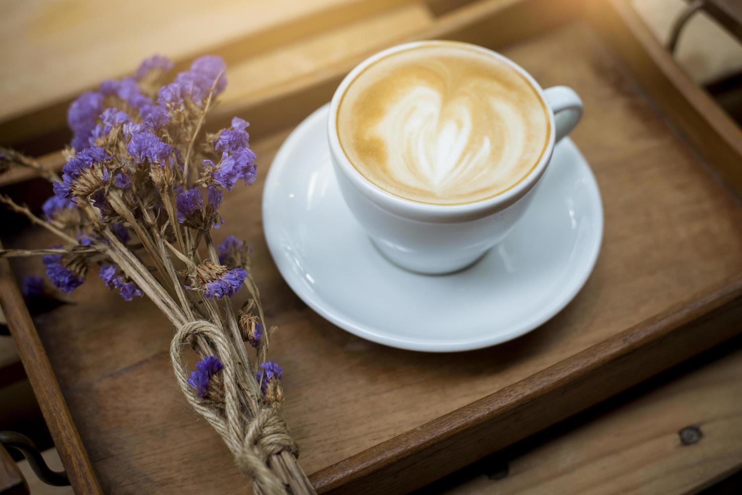 Arte latte caliente sobre fondo de mesa de madera foto