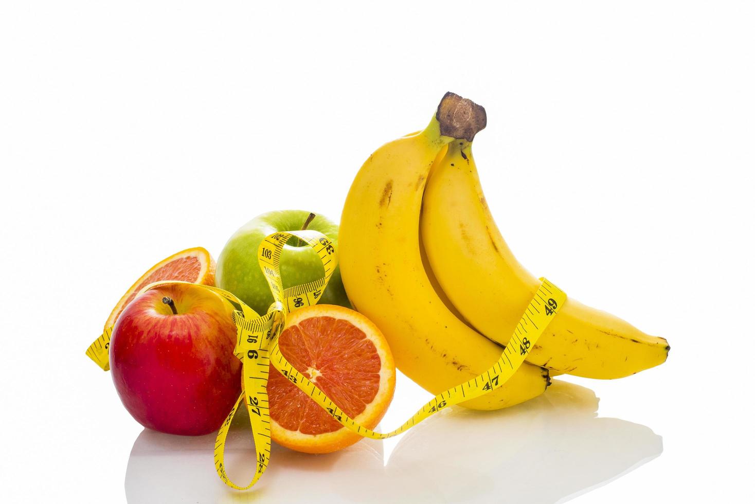 frutas sanas aisladas sobre fondo blanco foto