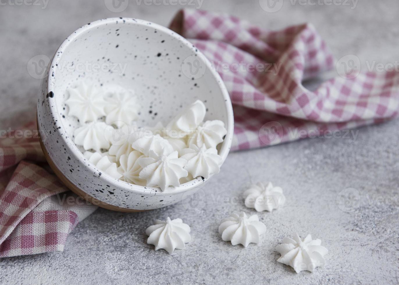 pequeños merengues blancos en el cuenco de cerámica foto