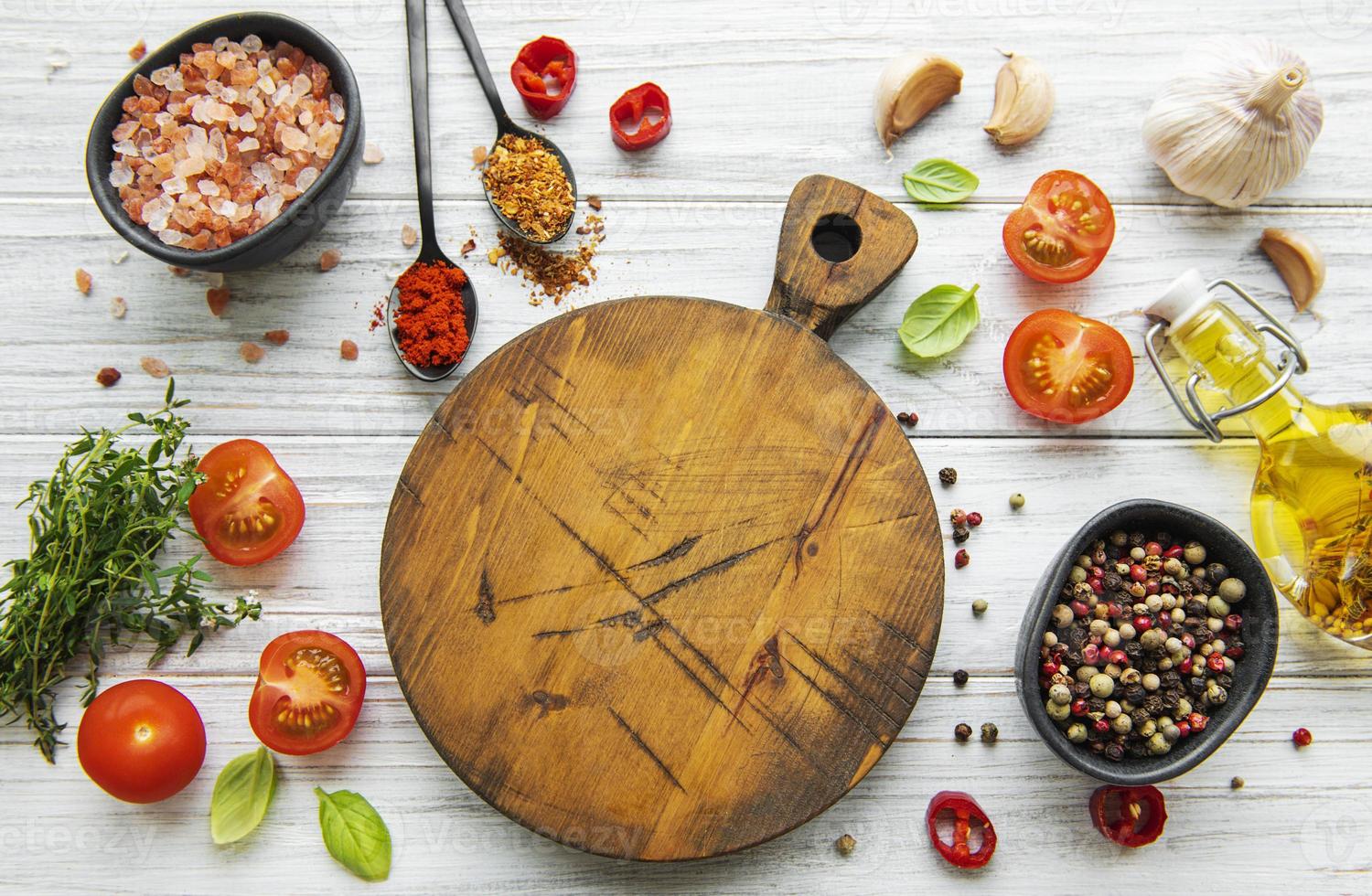 Cocinar utensilios de madera tabla de cortar vacía y especias concepto de plantilla de cocina de alimentos foto