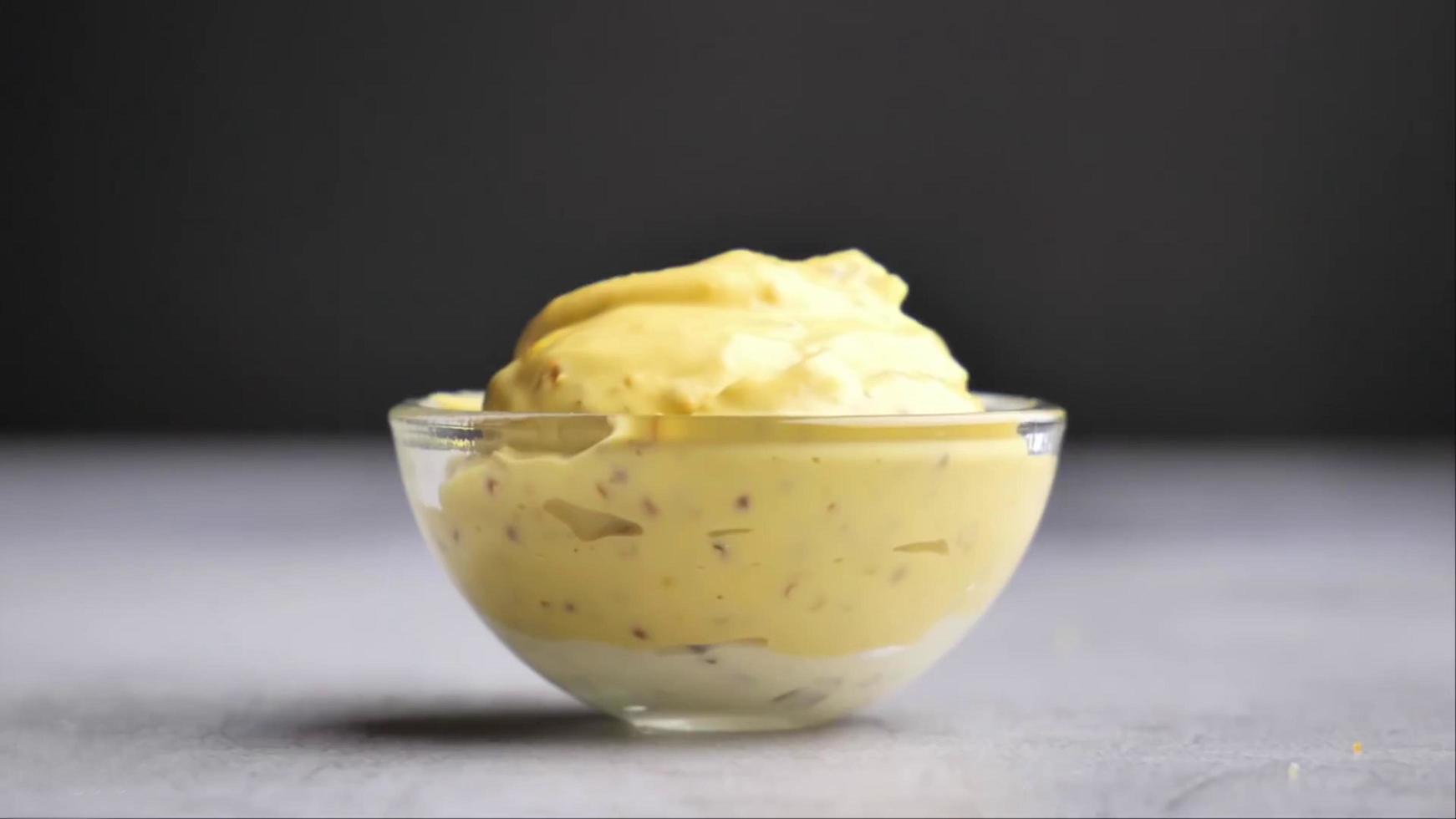 un bol de vidrio lleno de queso blanco o crema foto