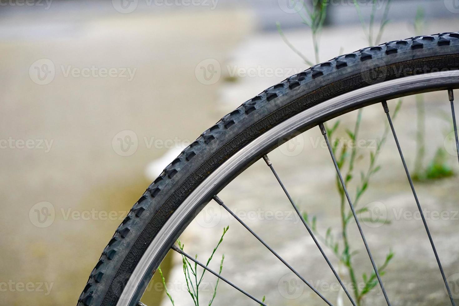 rueda de bicicleta en la calle foto