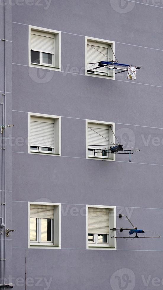 ventana en la fachada gris de la casa foto