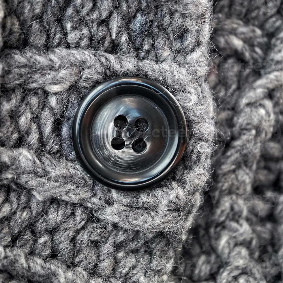 botón negro en la lana gris foto