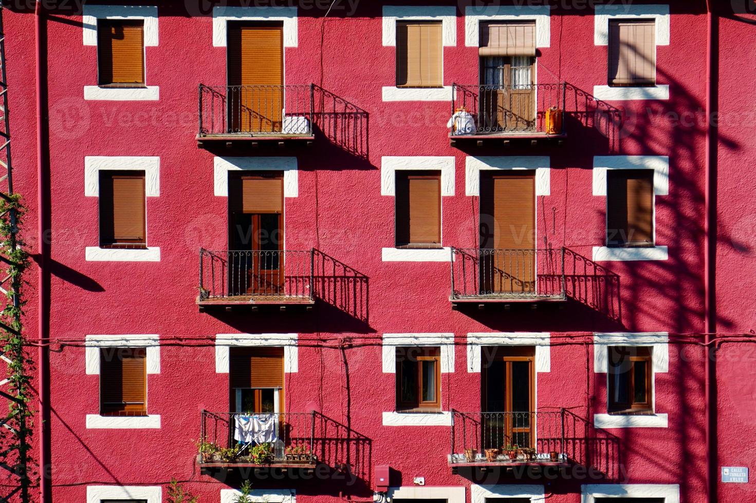 Ventanas y balcones en la fachada de la casa. foto