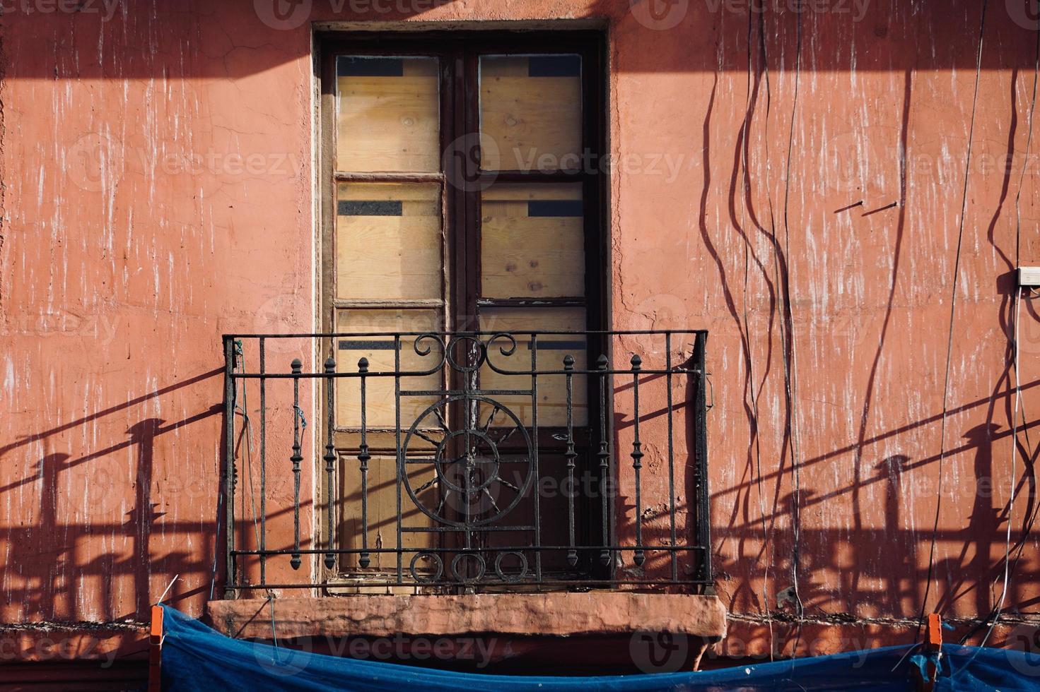 Ventanas y balcones en la fachada de la casa. foto