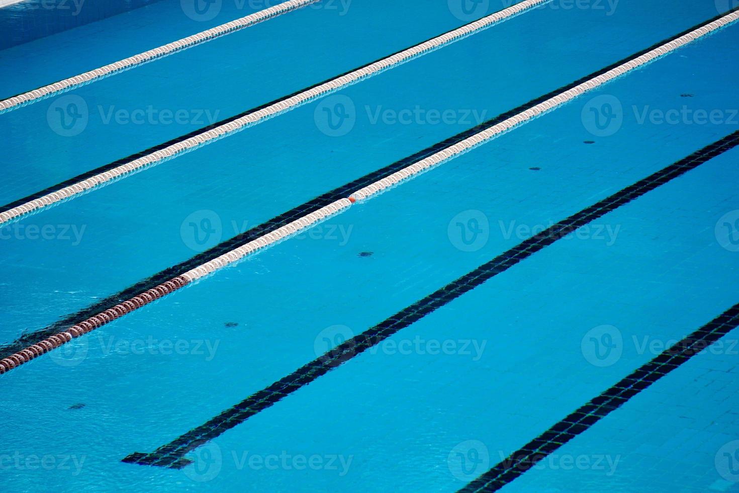 piscina de natación deportiva vacía foto