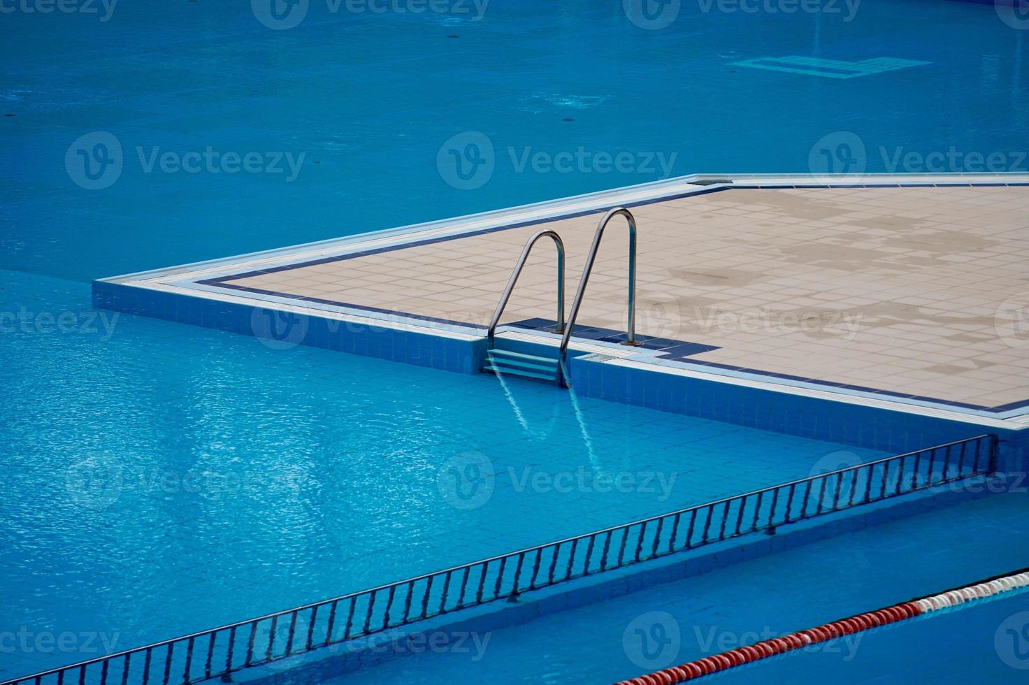 piscina de natación deportiva vacía foto