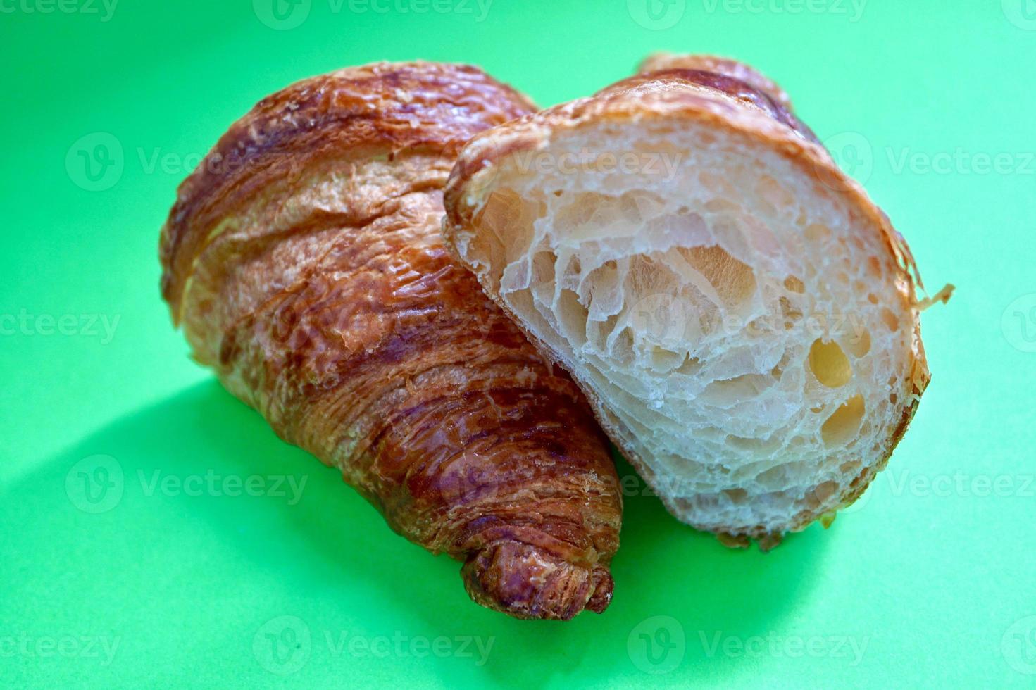 sabroso croissant para el desayuno foto