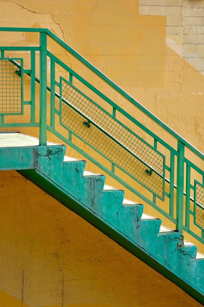 arquitectura de escaleras en la ciudad foto