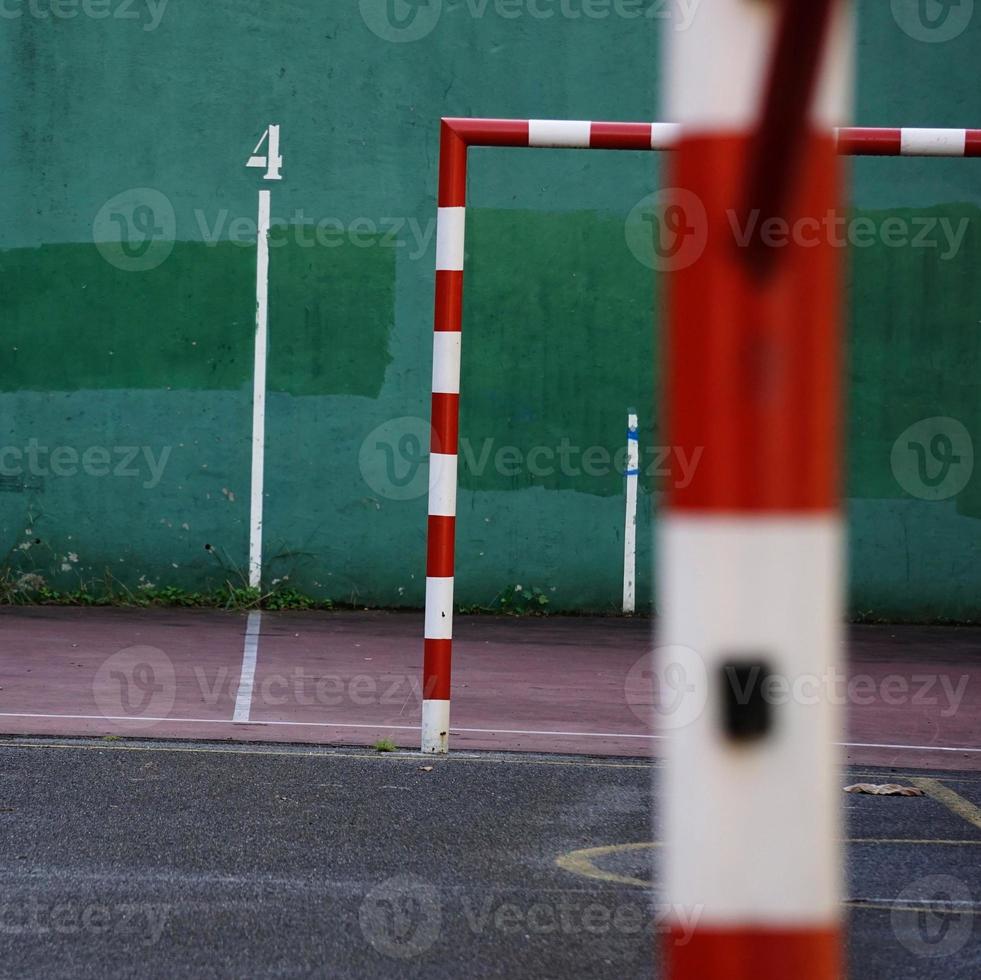 vieja portería abandonada de fútbol callejero foto