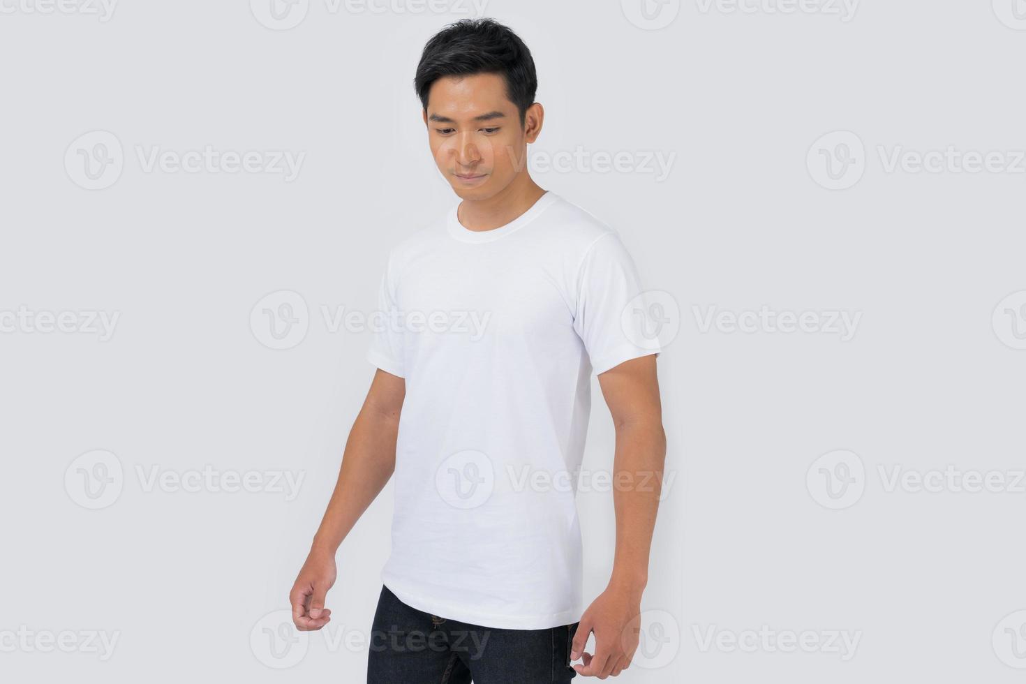 Diseño de camiseta joven en camiseta blanca sobre fondo blanco. foto