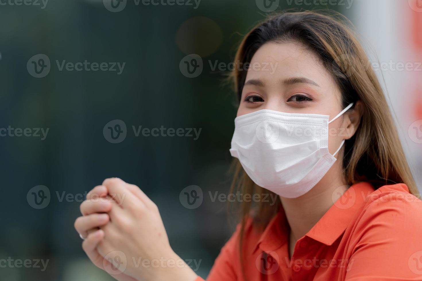 retrato, de, mujer joven, llevando, máscara facial, protector, sentado, en, café foto