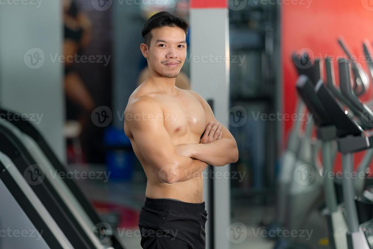 guapo, deportivo, hombre, posar, en, gimnasio foto