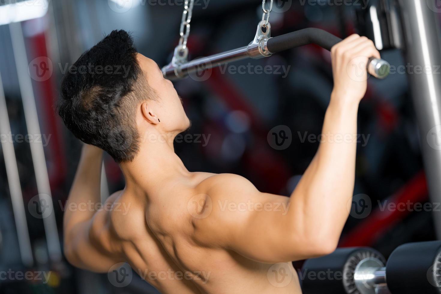 Entrenamiento deportivo hombre haciendo ejercicio en el gimnasio foto