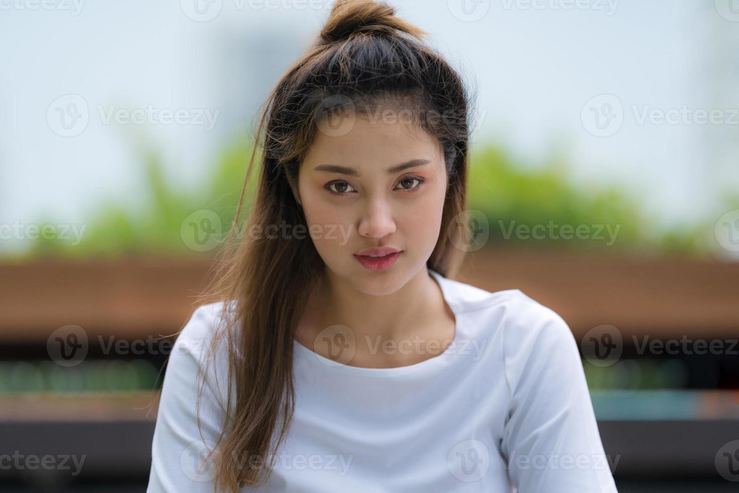 retrato al aire libre de mujer joven feliz en el parque foto