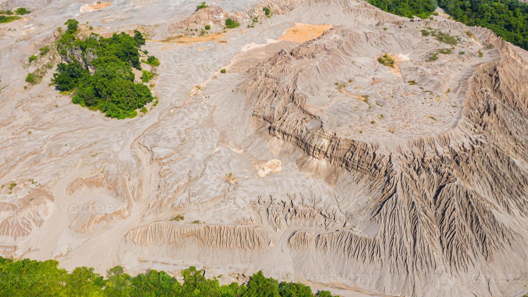 patrones de vista superior aérea superficie en la tierra dejada por el agua foto