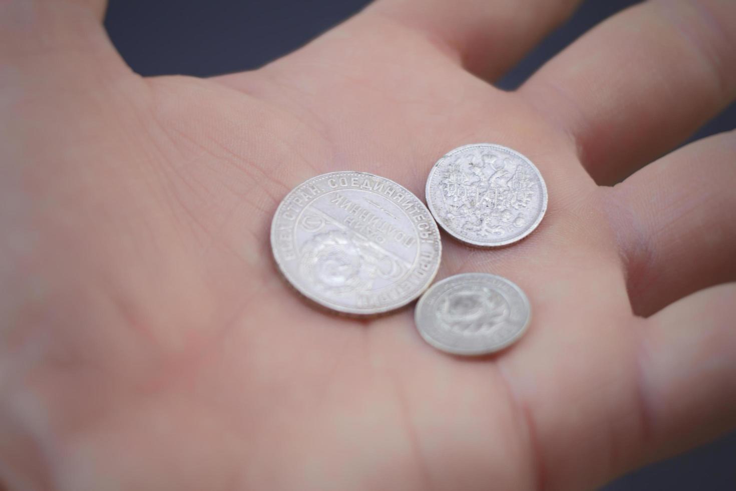 monedas de plata en la mano foto