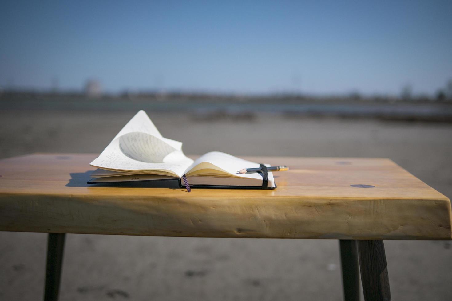 cuaderno sobre la mesa en la naturaleza foto