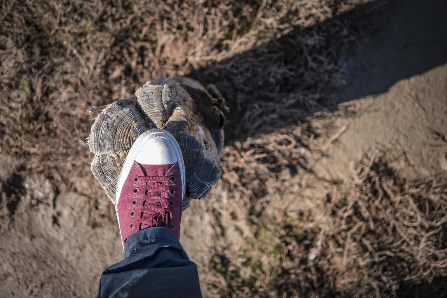 pierna en zapatillas rojas de cáñamo foto