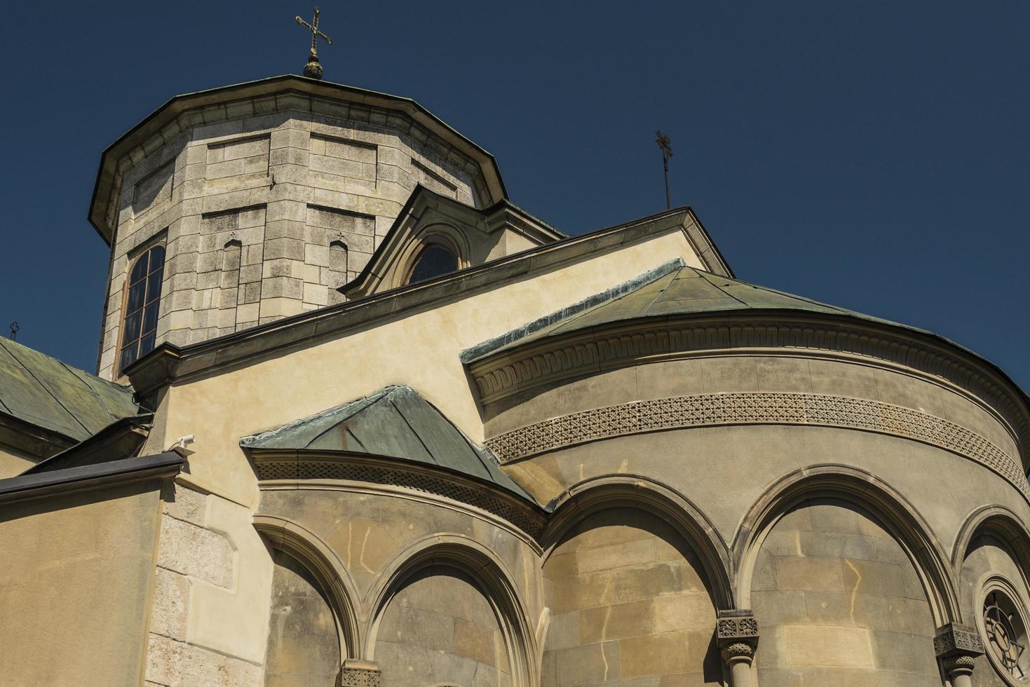 la antigua iglesia armenia en la ciudad vieja de lviv foto