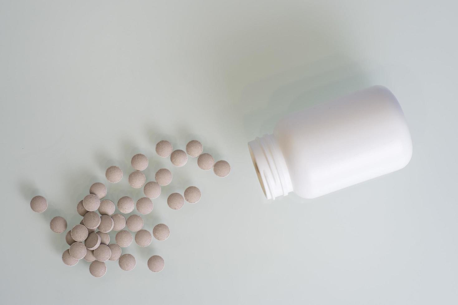 las pastillas están esparcidas sobre la mesa tratamiento o suicidio foto