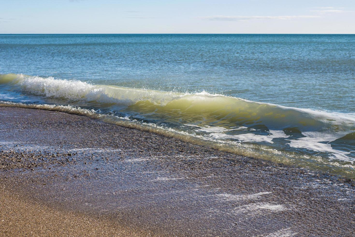 orilla del mar y surf en la playa ningún pueblo lugar de vacaciones aislado foto