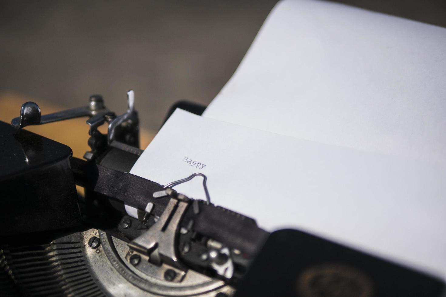 máquina de escribir escribiendo feliz foto