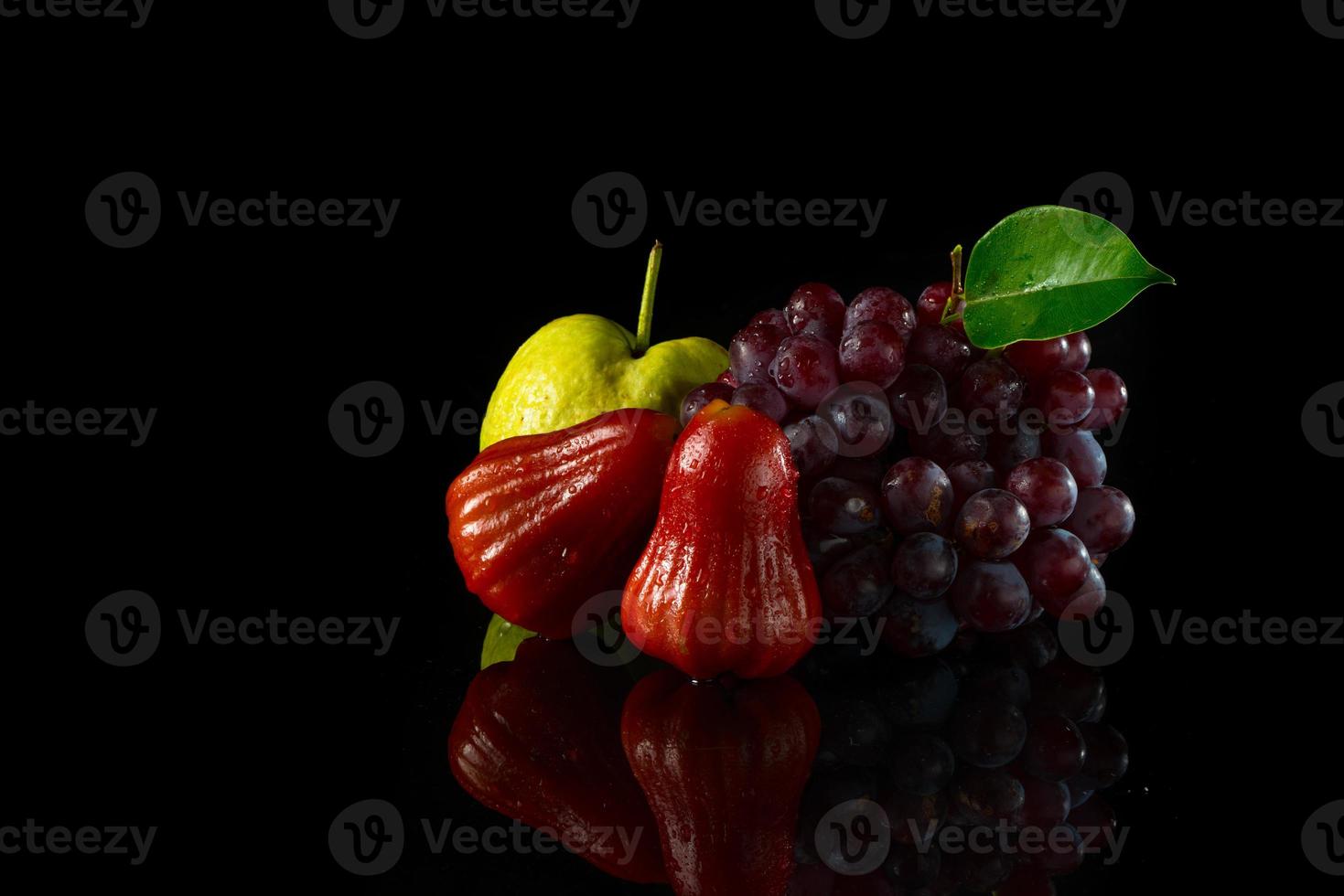 mezclar fruta en acrílico negro foto