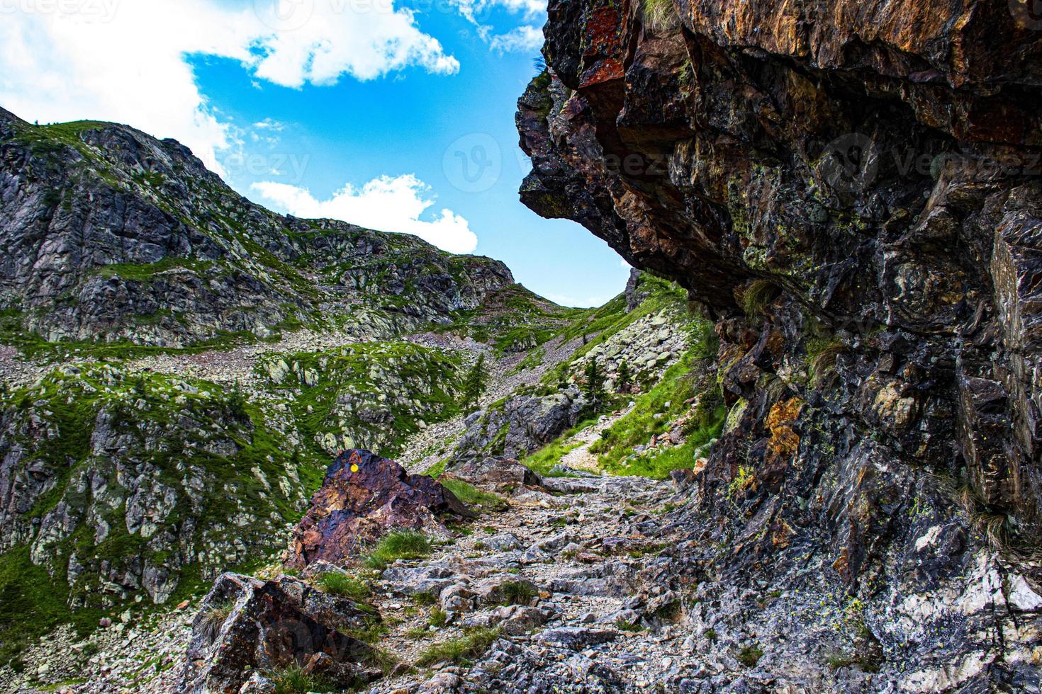 camino tallado en rocas de granito foto