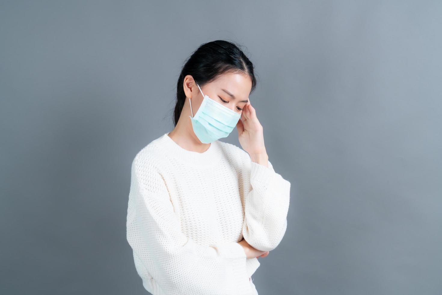 Mujer asiática con mascarilla médica protege el filtro de polvo y covid 19 foto