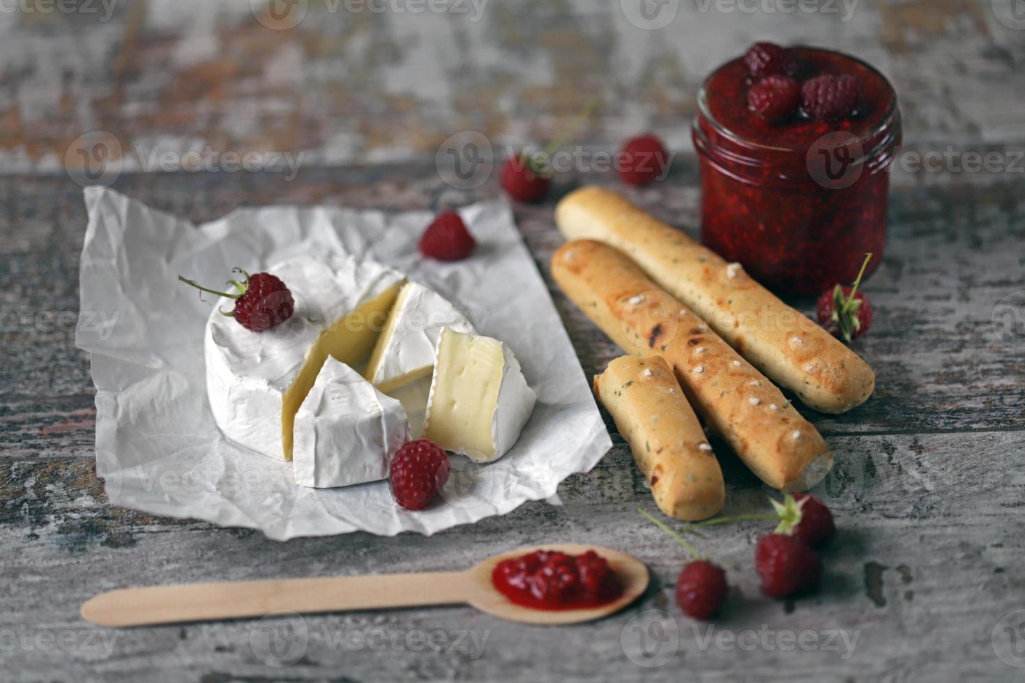 queso camembert con salsa de frambuesa foto