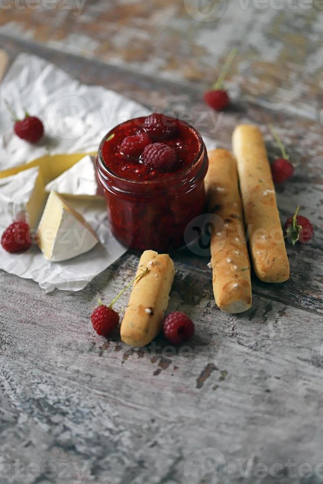 queso camembert con salsa de frambuesa foto